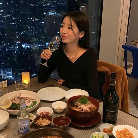 Off-shoulder sexy thin sweater. Black colour Only. 99%new condition. - Picture 9 of 10